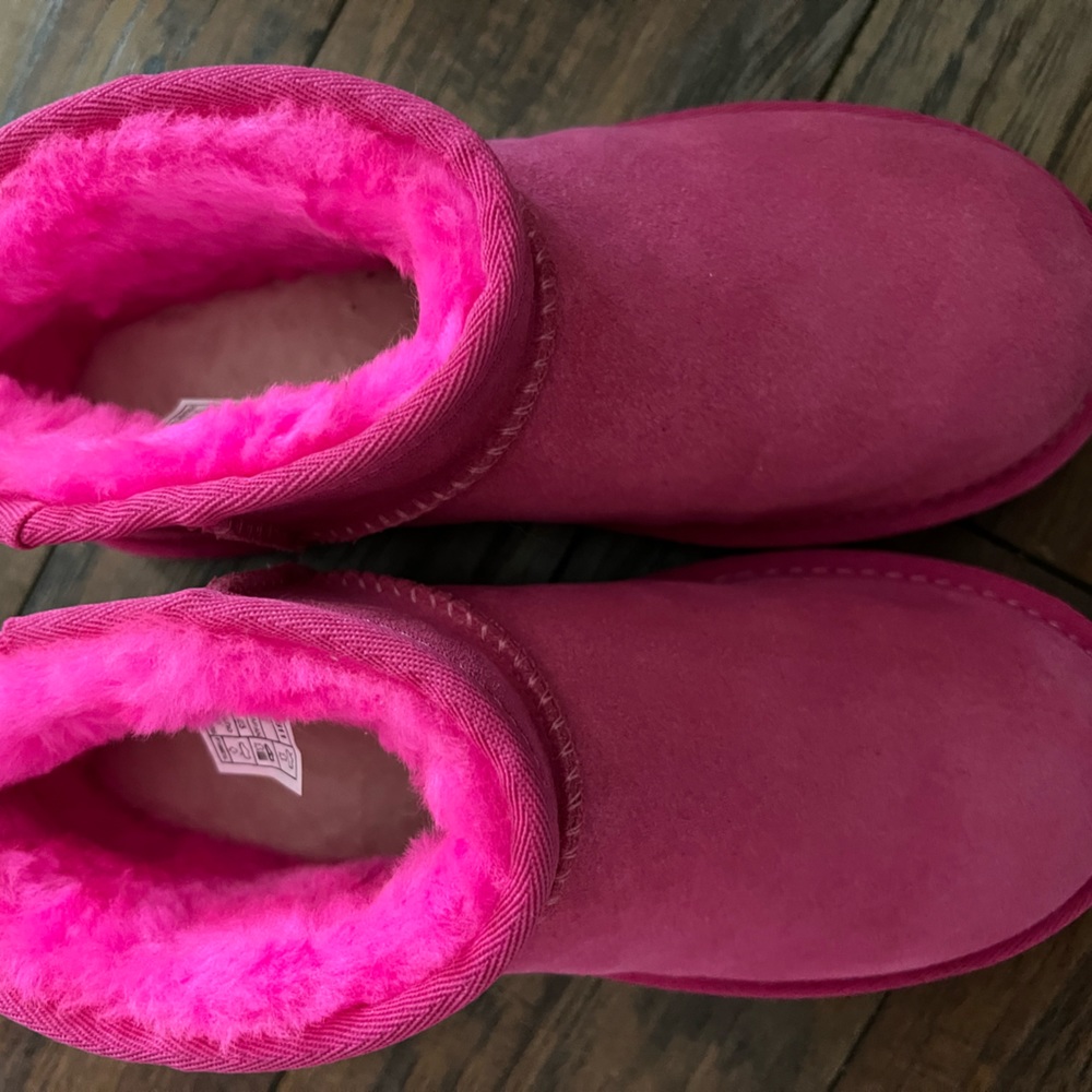 EUC Hot pink mini Uggs